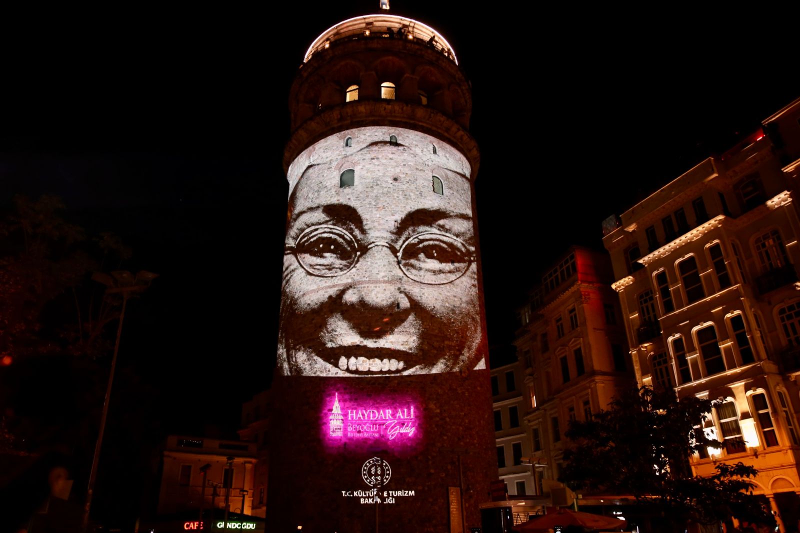Galata Kulesi annelerin fotoğraflarıyla süslendi