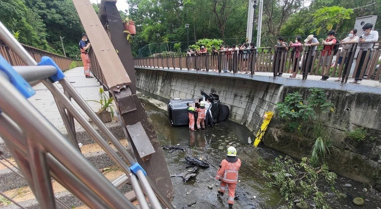 Tayvan'da akılalmaz kaza: Gaz ile freni karıştırınca olanlar oldu