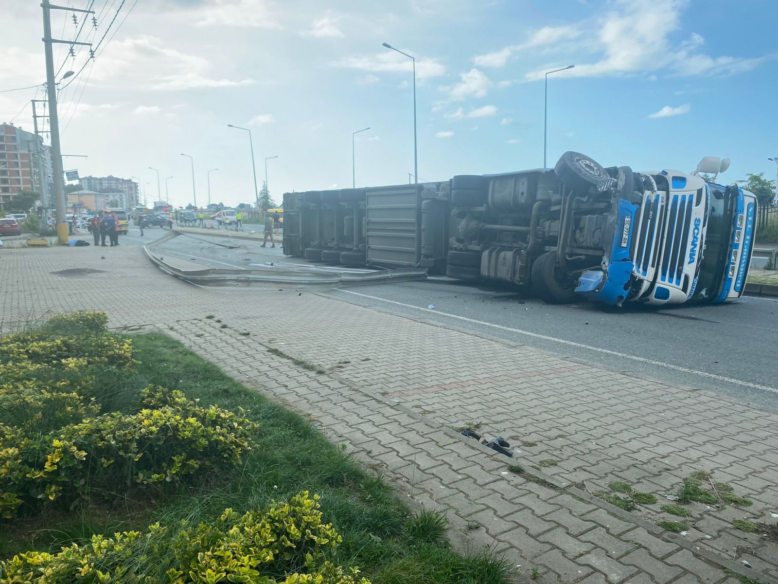 Rize'de feci kaza! Kamyonetle çarpışan dinamit yüklü tır devrildi