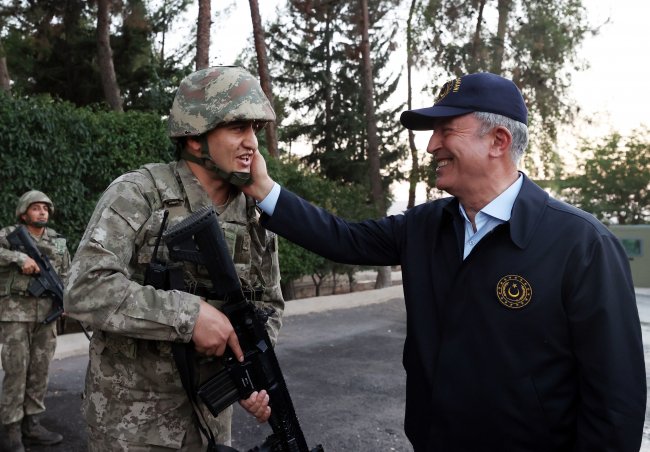 Bakan Akar ve TSK komuta kademesinden Süleyman Şah Türbesi'ni ziyaret etti