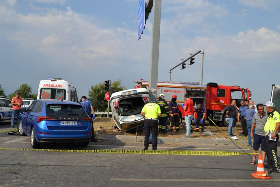 Manisa'da iki araç çarpıştı, 3 kişi feci şekilde can verdi