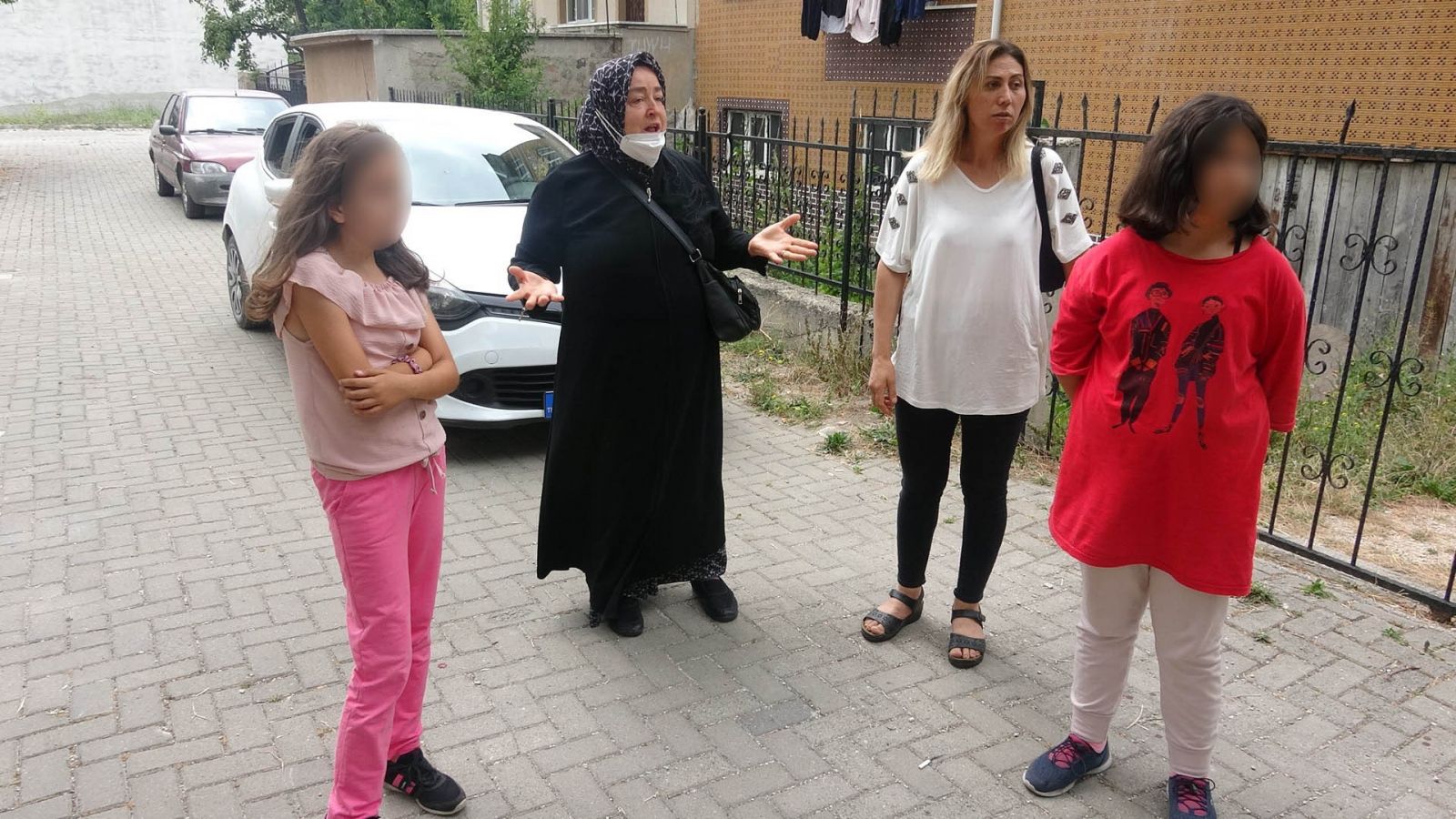 Villa sahibi, bahçesinden mısır alan 3 kızı yumrukladı