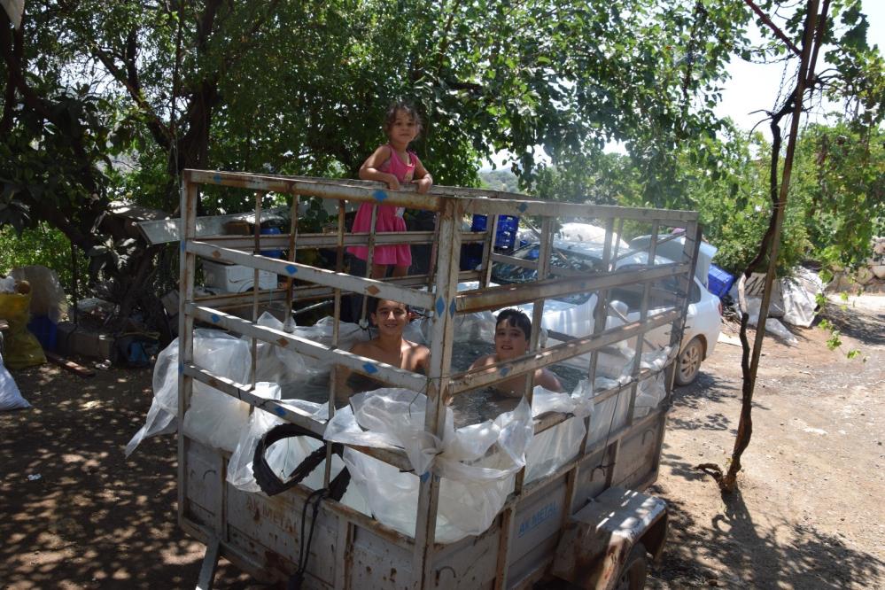 Çocuklarını denize götüremeyen aile çareyi römorkta buldu