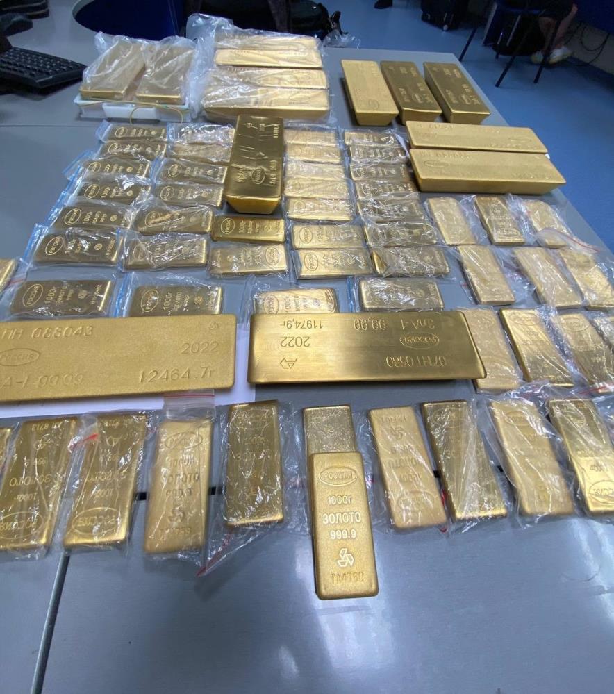 Havalimanında 225 kilo kaçak altınla yakalandılar