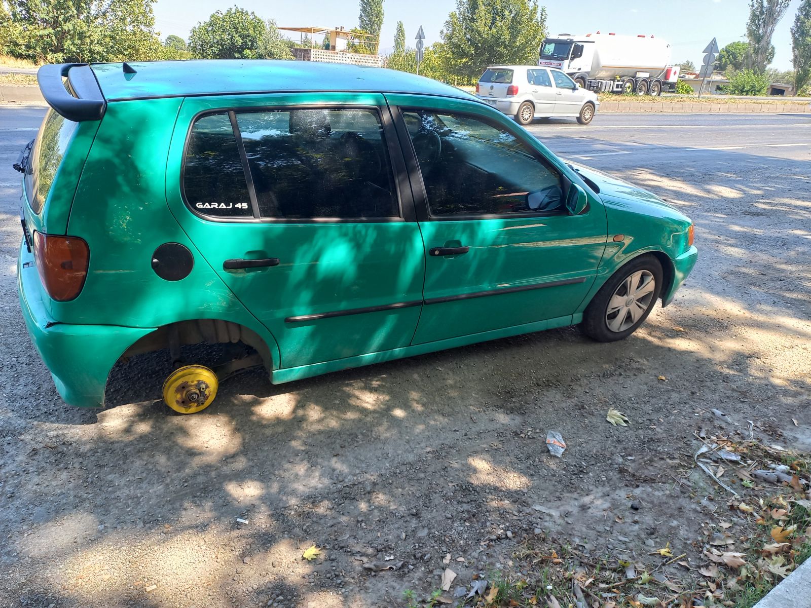 Manisa'da akıl almaz kaza! Otomobilden fırlayan lastik trafik polisinin bacağını kırdı