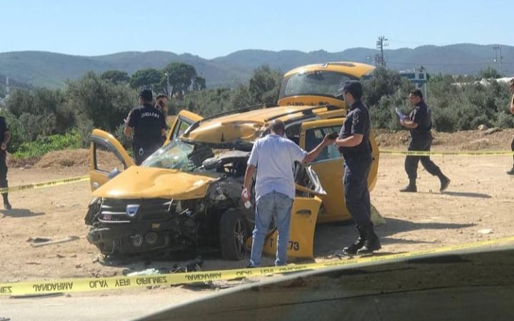İzmir'de taksi kamyonete çarptı, ölü ve yaralılar var