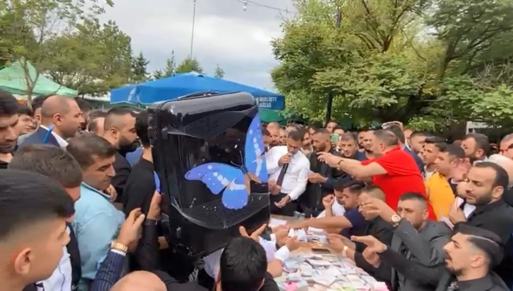 Banka değil, aşiret düğünü! Toplanan parayı saya saya bitiremediler