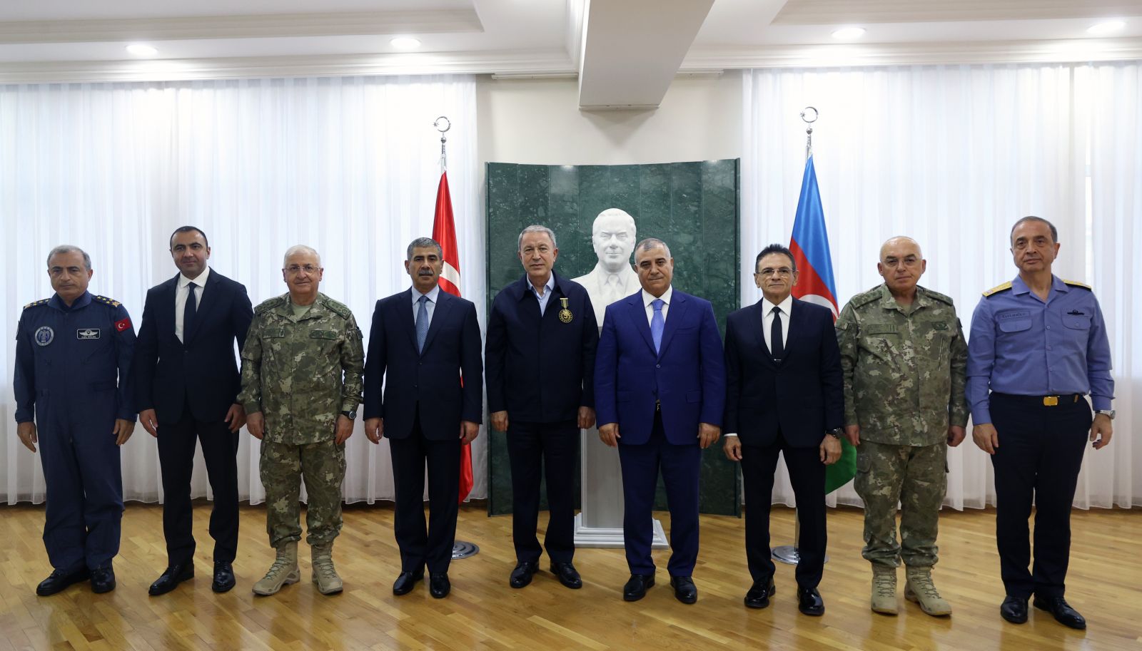 Bakan Akar'a Azerbaycan'da madalya verildi