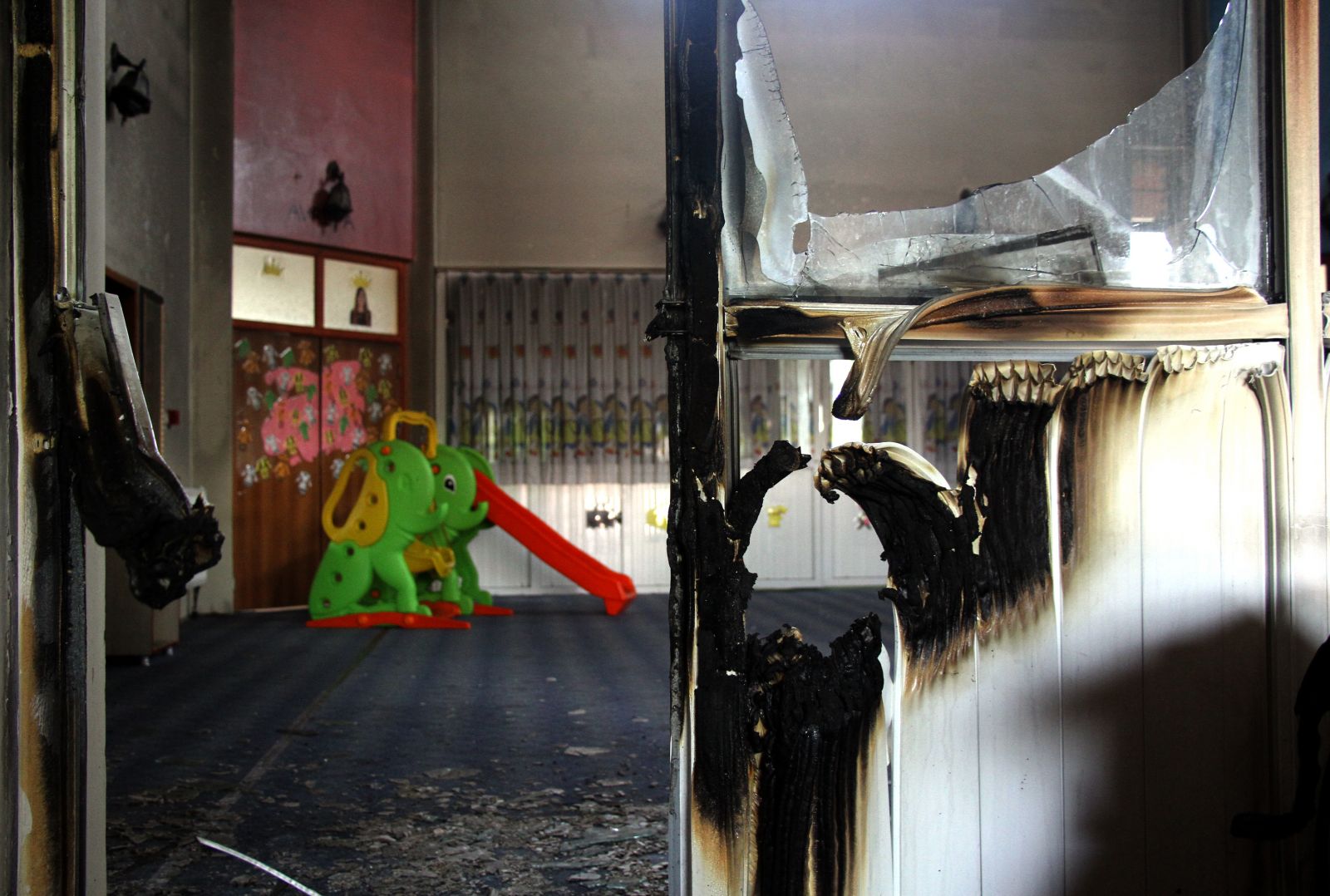 PKK'lılar anaokuluna saldırdı,  Türk bayrağını indirdi