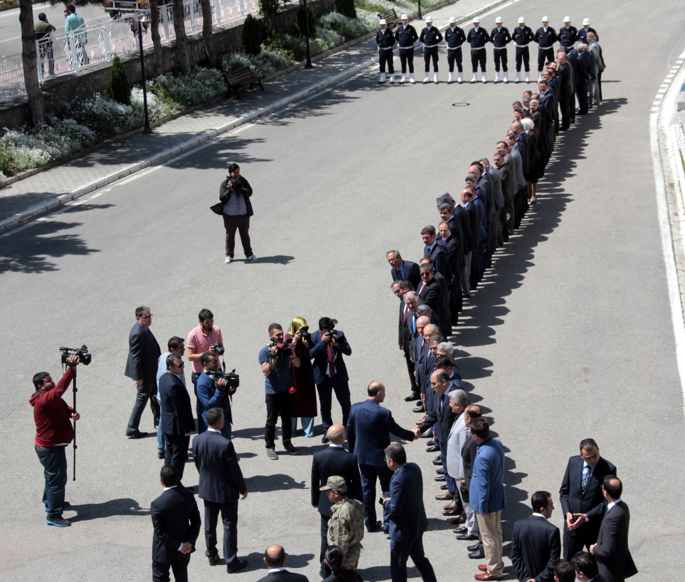 Valiyle tokalaşma kuyruğu