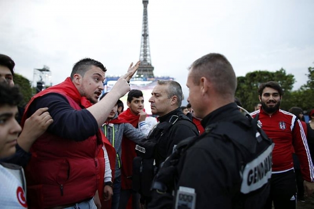 Türk bayraklarını hazmedemediler