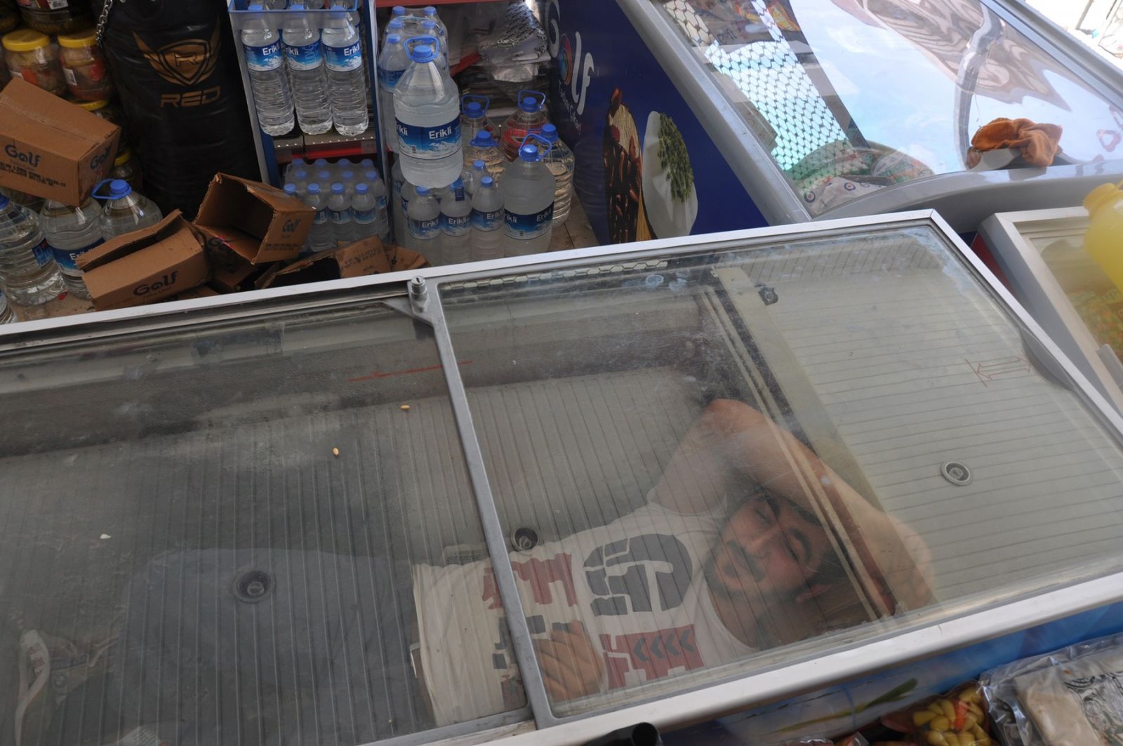 Sıcaktan bunalan Bursalı dondurma dolabına girdi