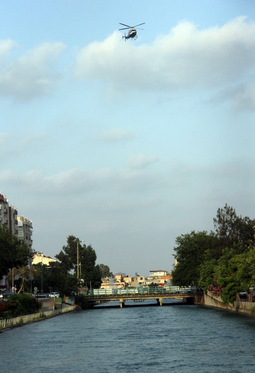 Adana polisinden çocuklar boğulmasın diye havadan karadan operasyon