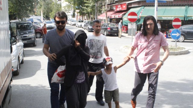 Polisi görünce camiye girip namaz kılmaya başladılar