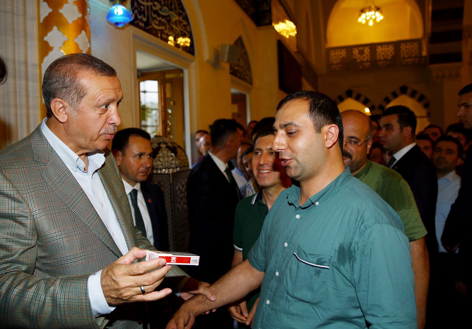 Cumhurbaşkanı Erdoğan polisle ve vatandaşlarla bayramlaştı