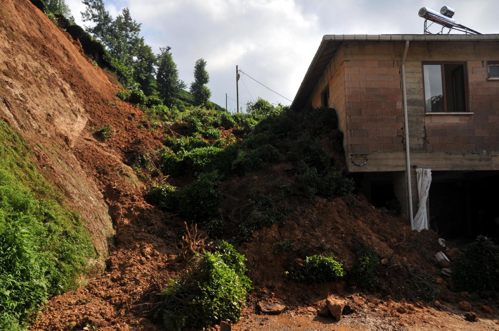 Kuzenler salonda otururken dehşeti yaşadı! Elle kazarak çıkardılar