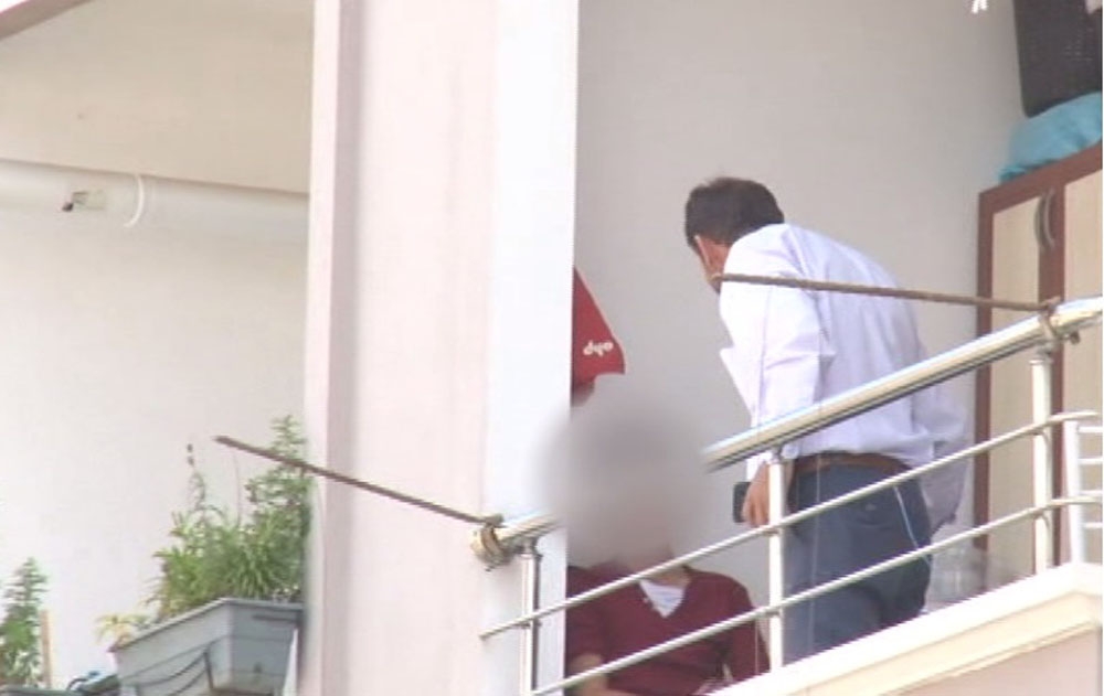 Babasından kurtulmak için balkondan atladı!