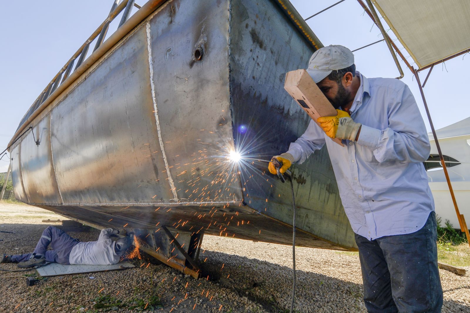 Tersaneye çevirdikleri bahçede tekne yapıyorlar