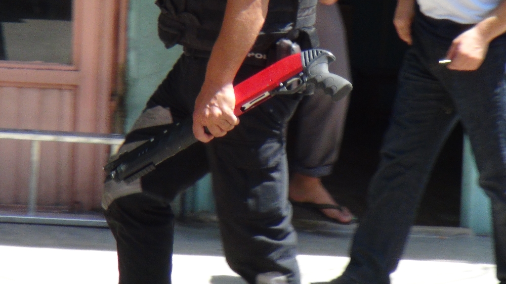 Madde bağımlısı genç ailesini saatlerce rehin aldı