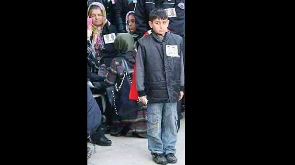 Şehit cenazesindeki yırtık ayakkabılı çocuğa Türkiye sahip çıktı
