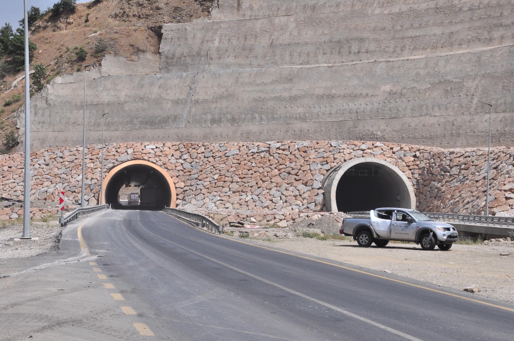Yol kesen PKK'lılar araçları yakıp, 2 kişiyi vurdu