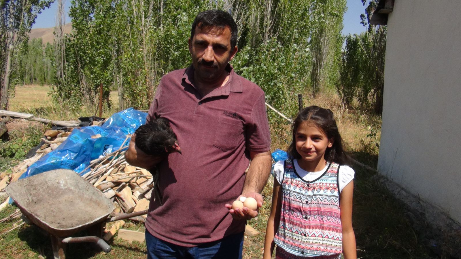 Armut şeklindeki yumurta görenleri şaşkına çevirdi