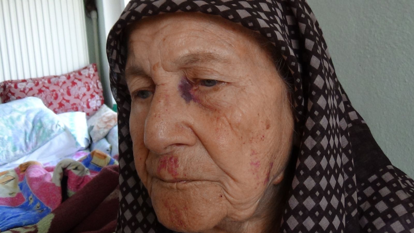 86 yaşındaki babaannesini döverek bileziklerini çaldı