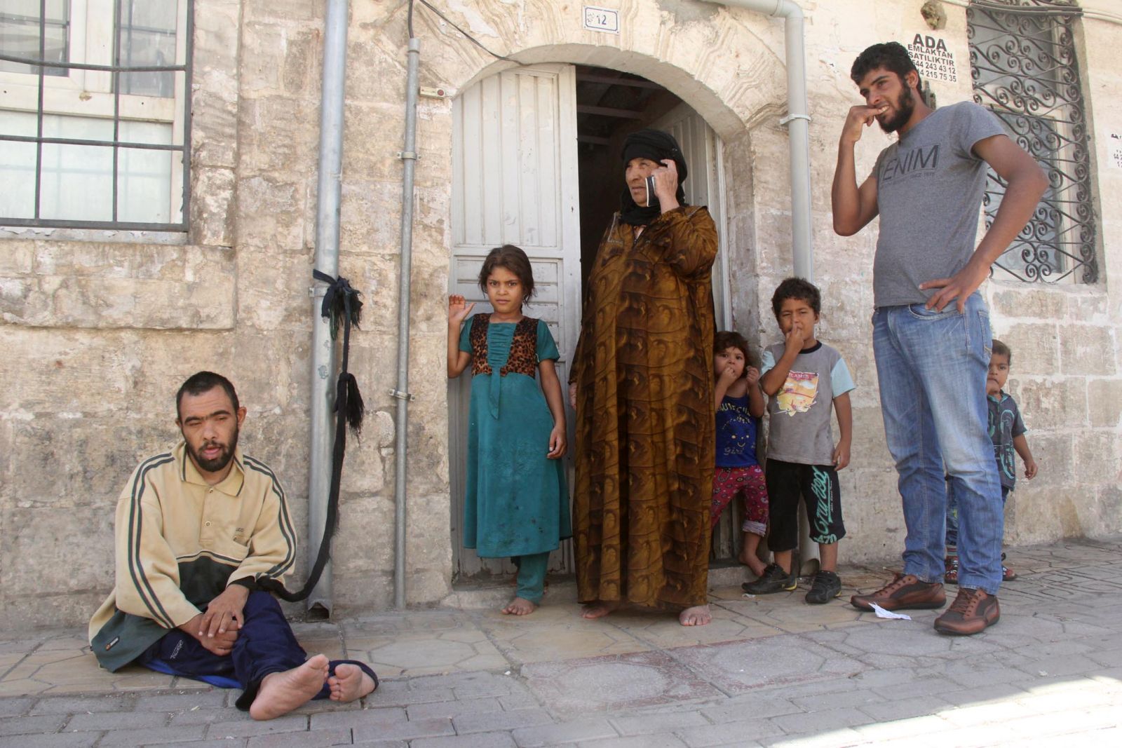 Suriyeli engelli genç iple su borusuna bağlandı