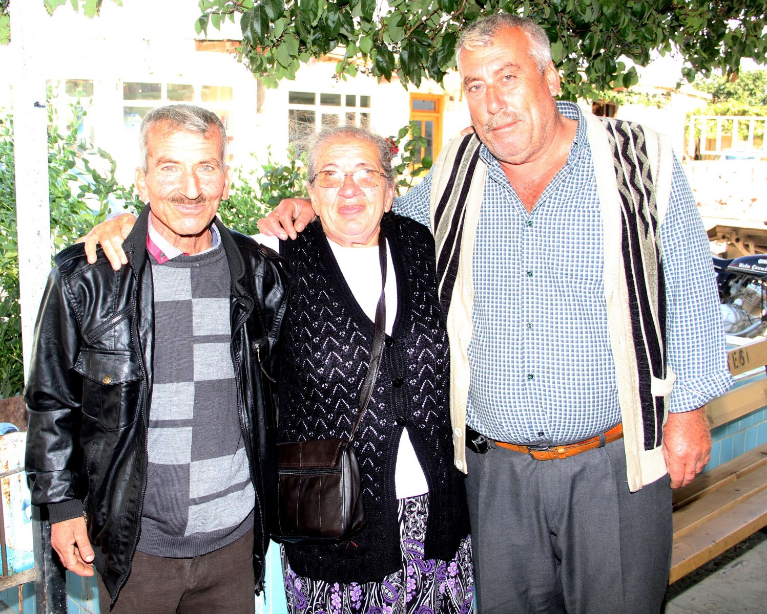 70 sene varlıkların habersiz yaşadığı kardeşlerini tesadüfen buldu