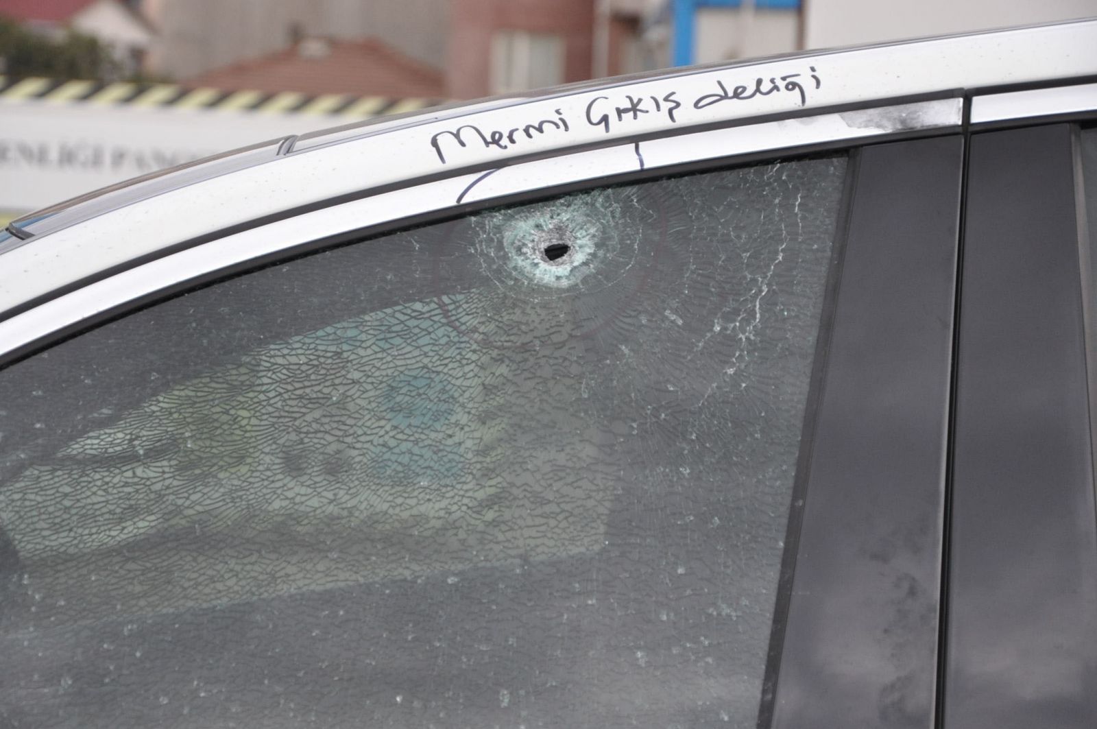 Lüks arabanın içinde intihar etti!