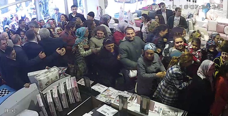 Mağaza açılışında izdiham, kadınlar birbirine girdi