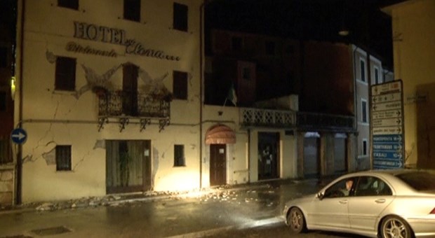 İtalya'da deprem sonrası halk geceyi sokaklarda geçirdi