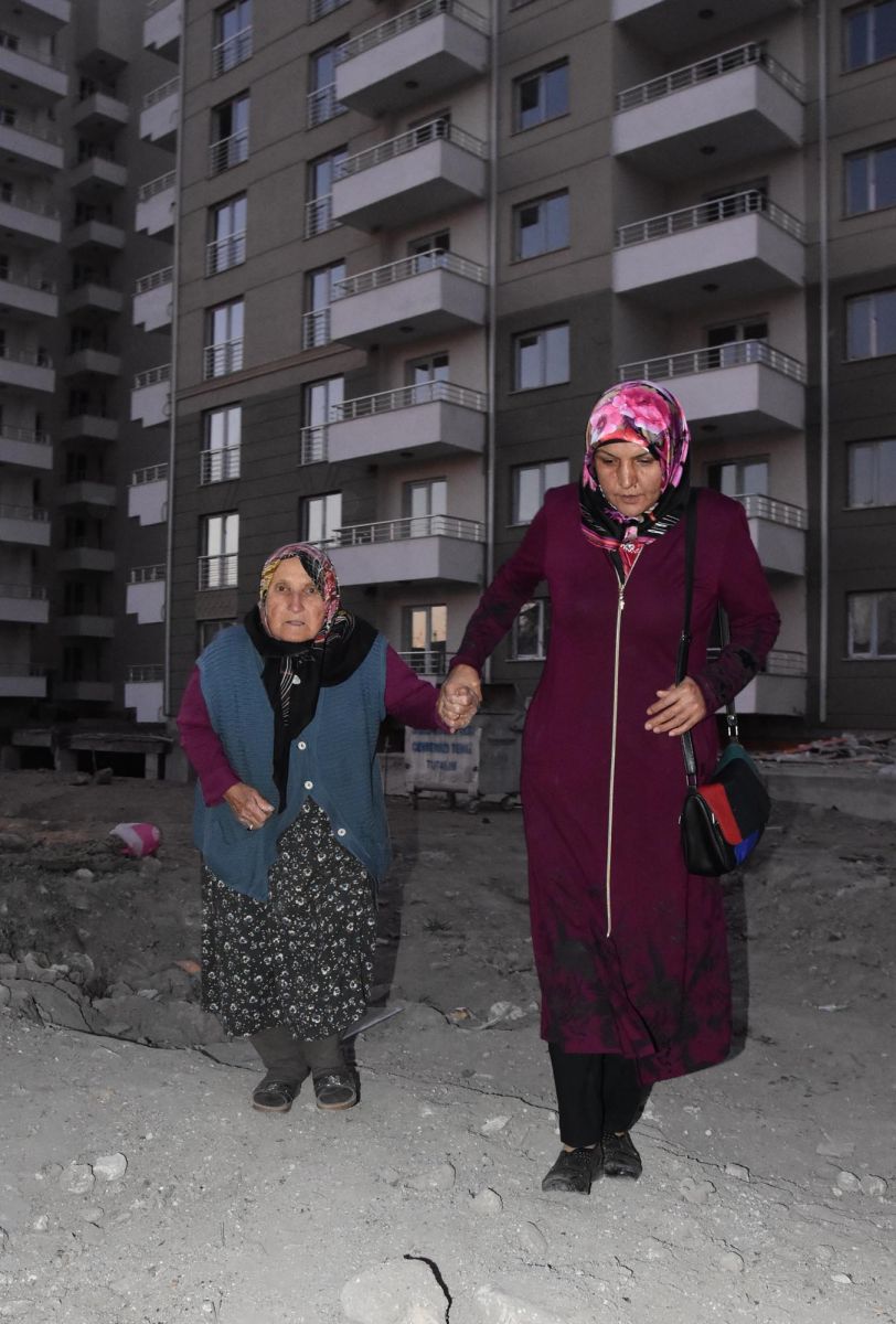 Evinin kapısı 5 metrelik çukura açılıyor!