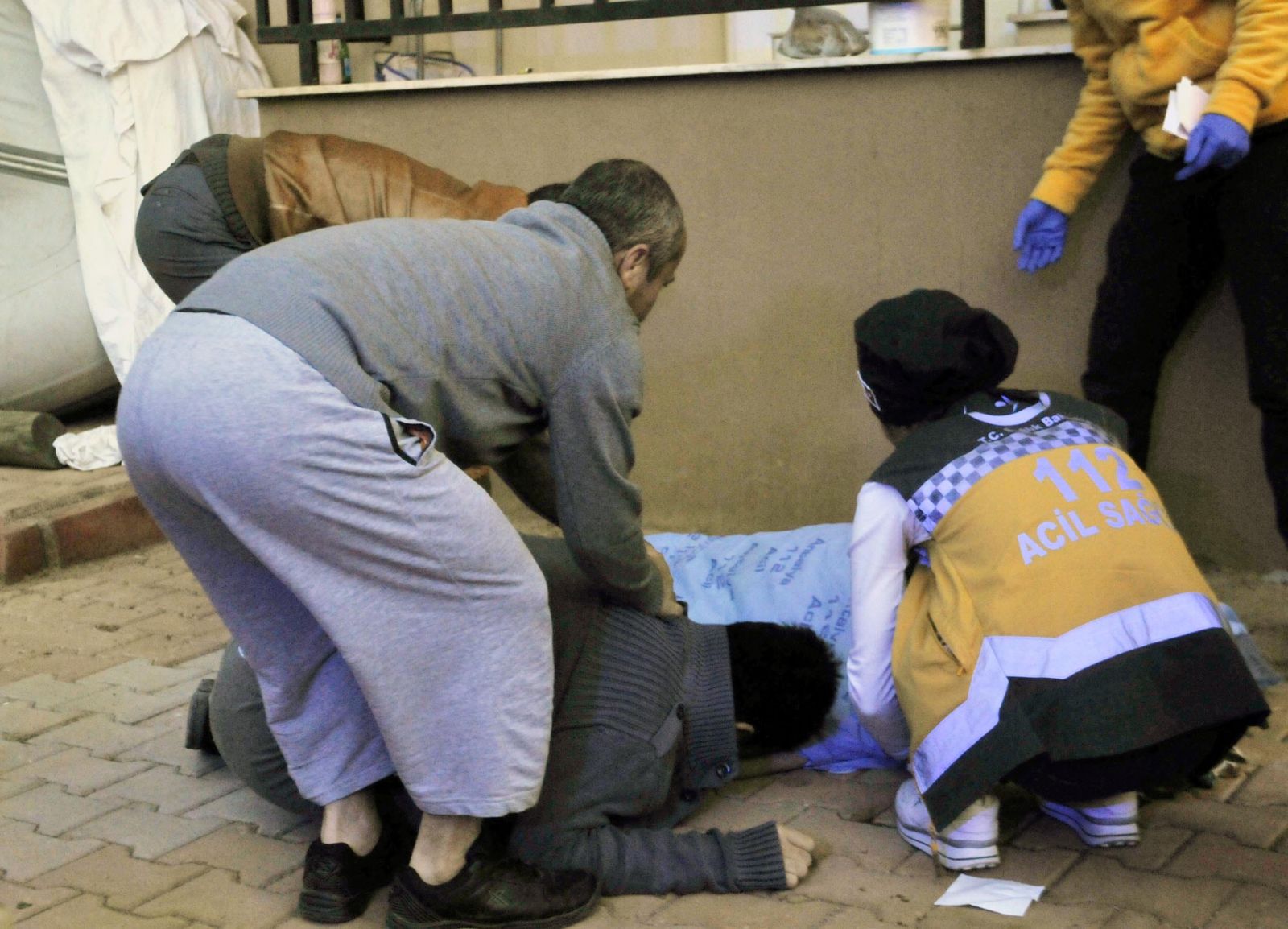 İkinci kattan düşüp ölen annesinin başından ayrılmadı