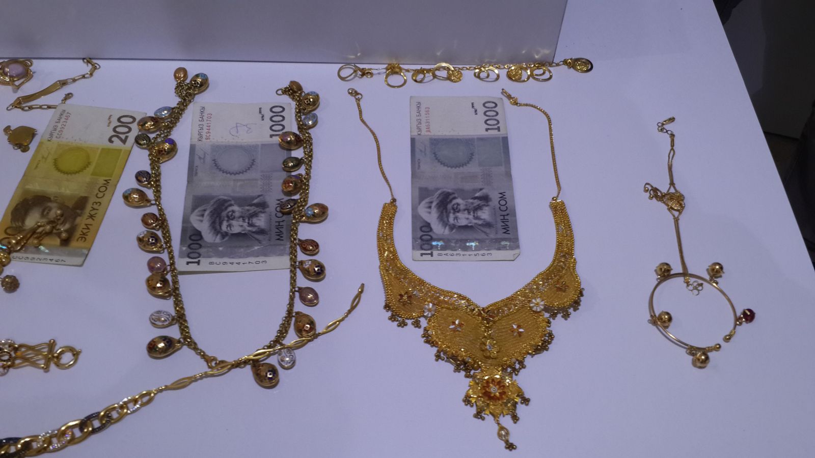 Polis gibi davranıp girdikleri evden, 4 kilo altın çaldılar