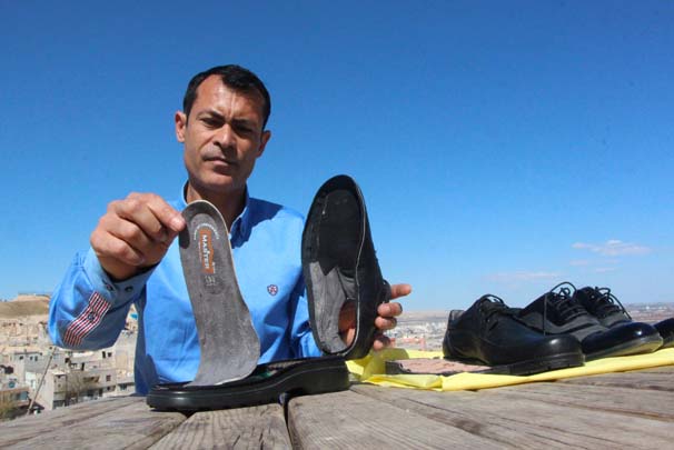 Güvenlik görevlisinin, sinyal kesici ayakkabısı