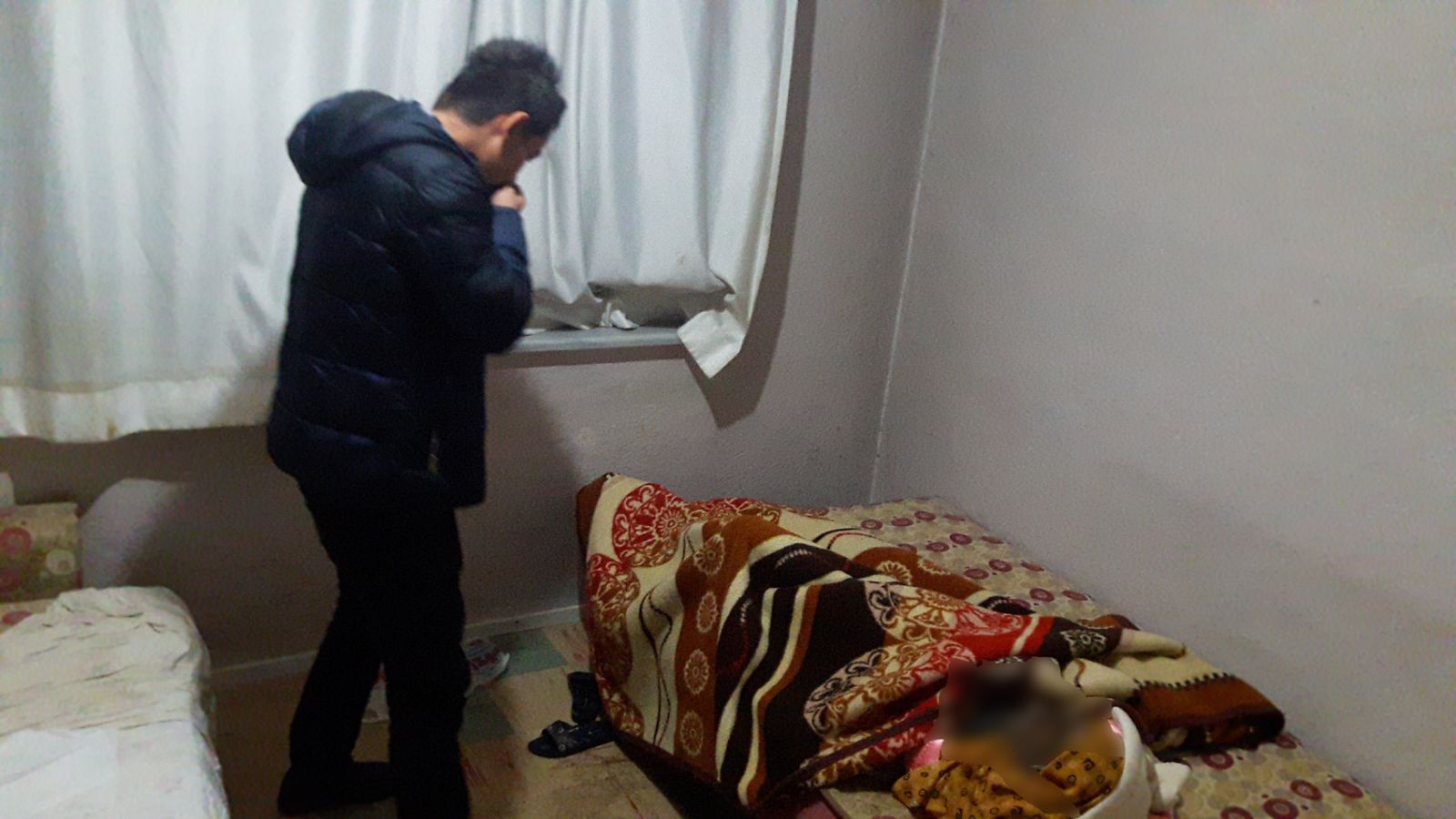 Annesinin cesediyle 3 hafta boyunca aynı odada kaldı