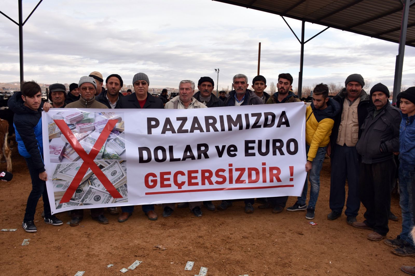 Hayvan pazarında dolar yaktılar: Bizde artık dolar euro geçmez