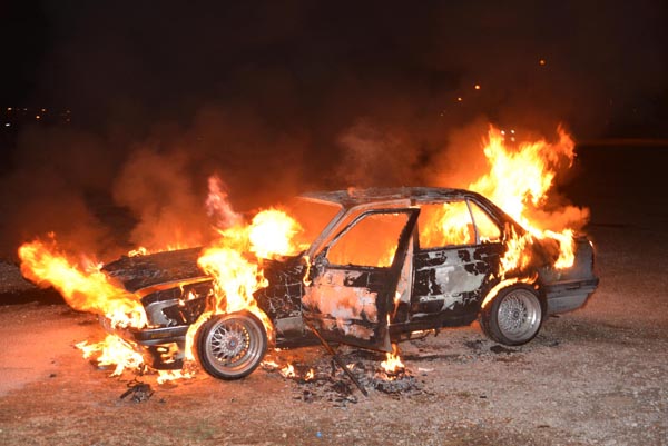 Arabası yanan adam 100 liralık montunun yırtılmasına üzüldü