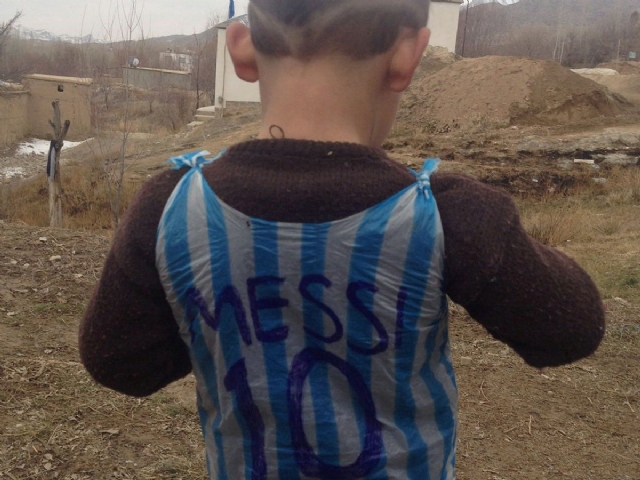 Messi poşetten formasını yapan Afgan Murtaza ile buluştu