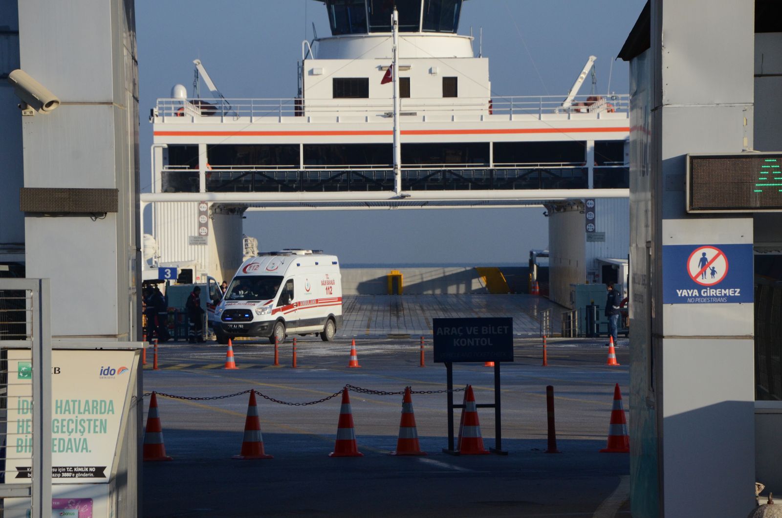 Arabalı vapur iskeleye çarptı, 8 yaralı var