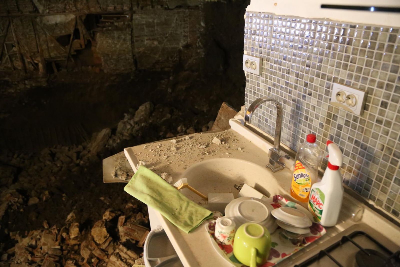 Sabaha karşı evleri başına yıkıldı!