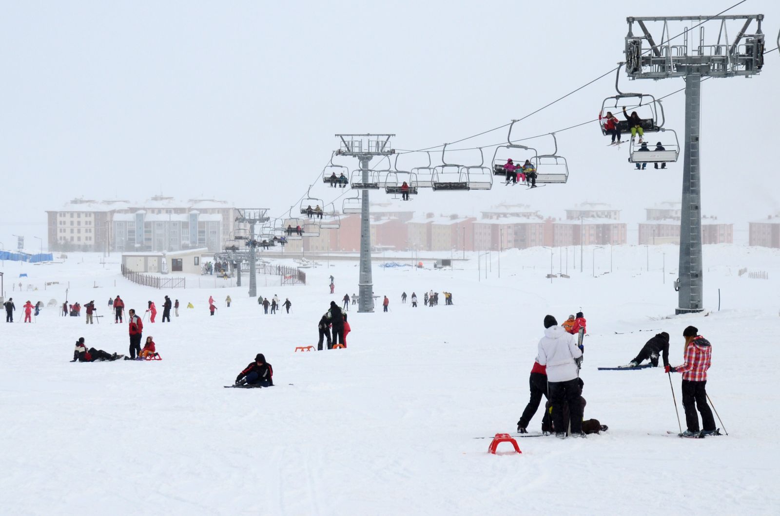 Cıbıltepe Kayak Merkezi'nde hafta sonu yoğunluğu
