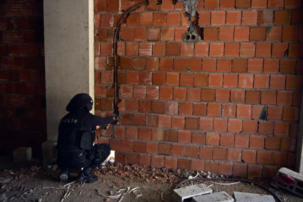 Nusaybin'de tuzaklanan el yapımı patlayıcılar imha ediliyor