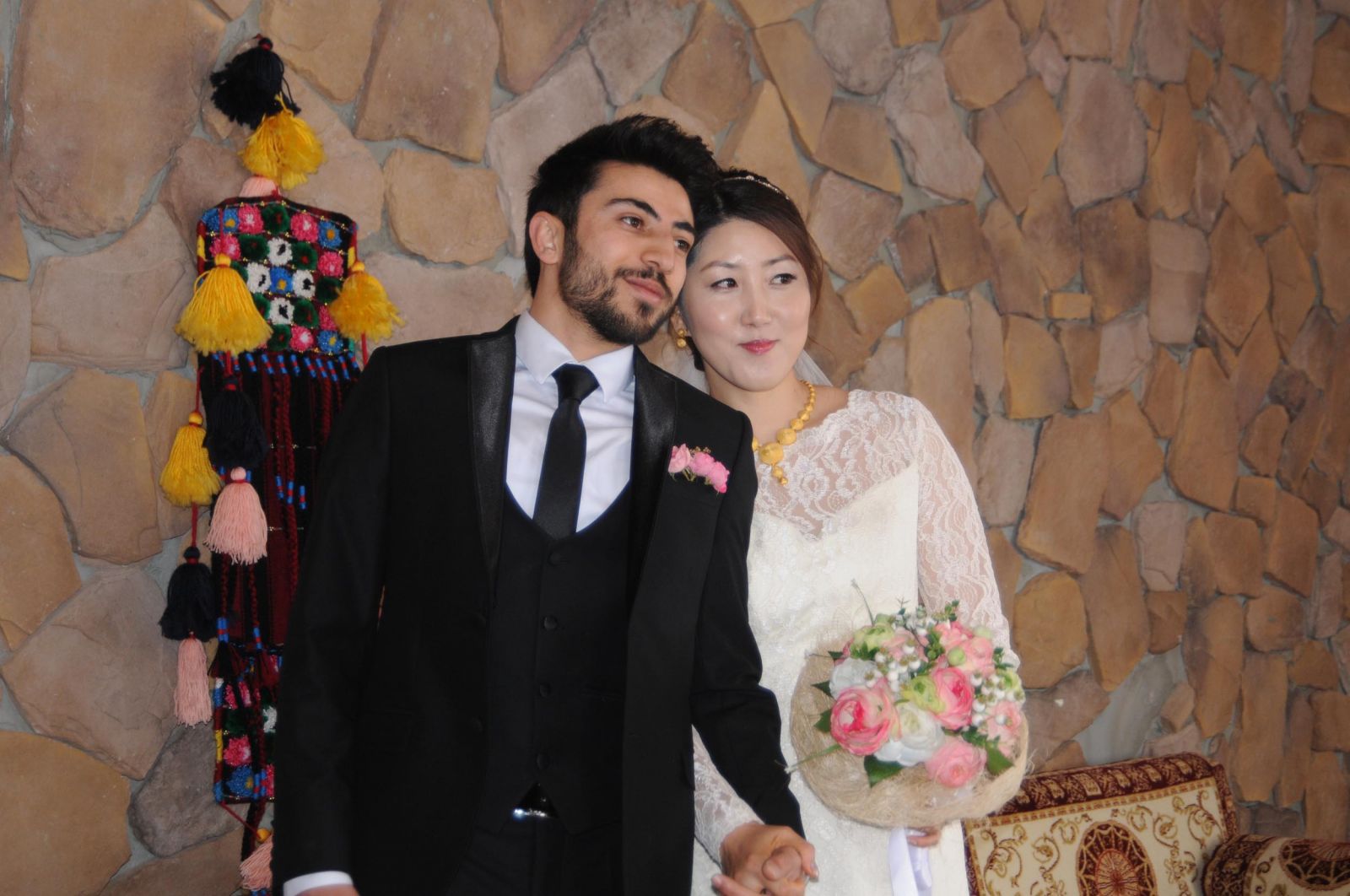 Güney Kore'den Hakkari'ye gelin geldi