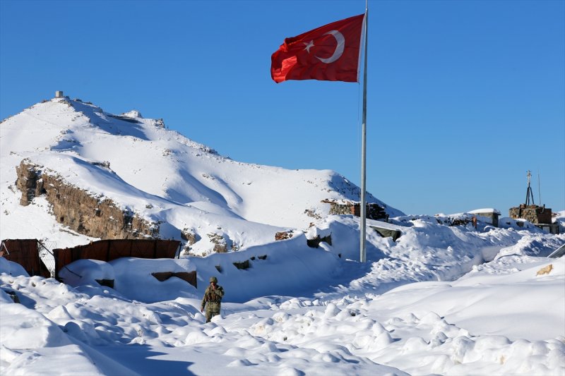 Irak sınırında Mehmetçik teröristlere göz açtırmıyor