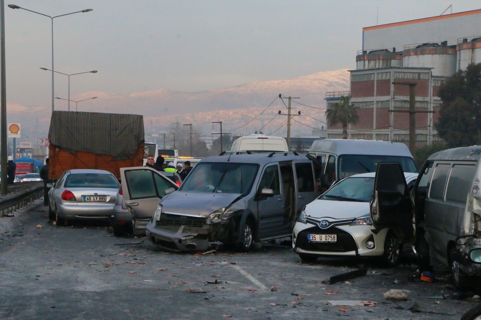 İzmir'de zincirleme kaza, ölü ve yaralılar var