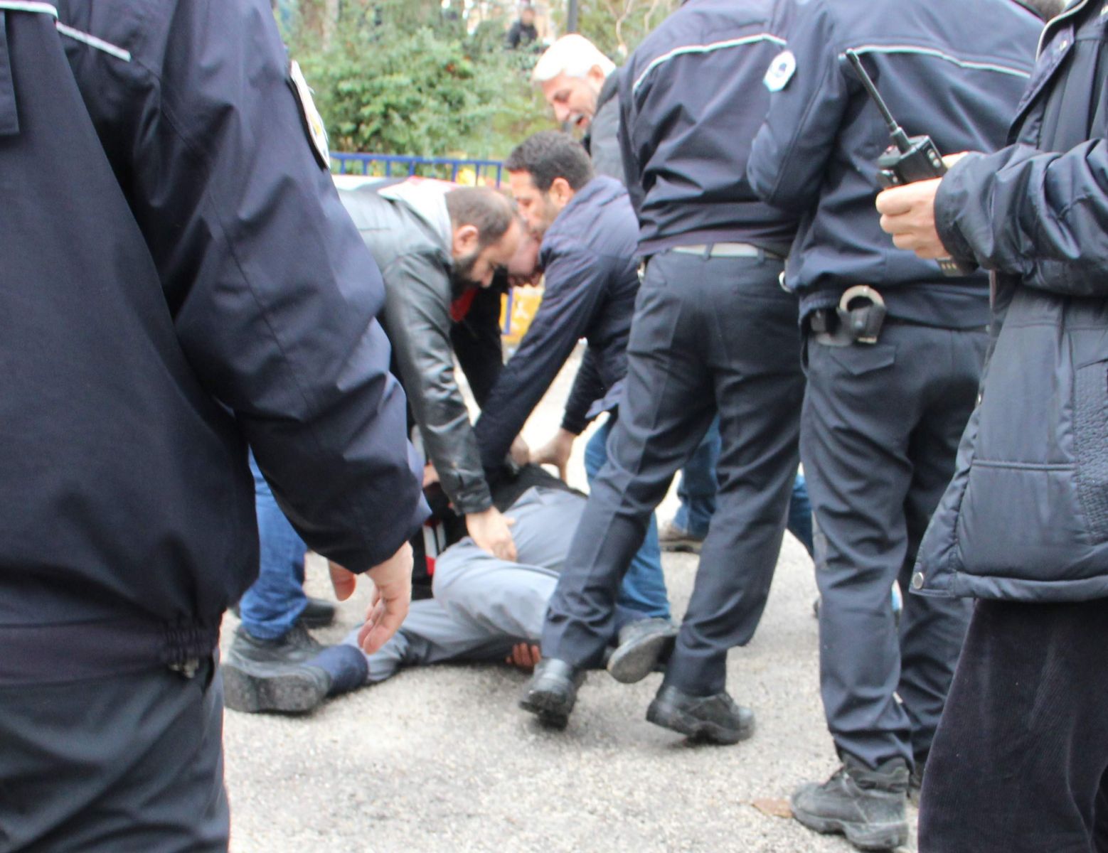 Acil servis önünde arbede: 13 gözaltı