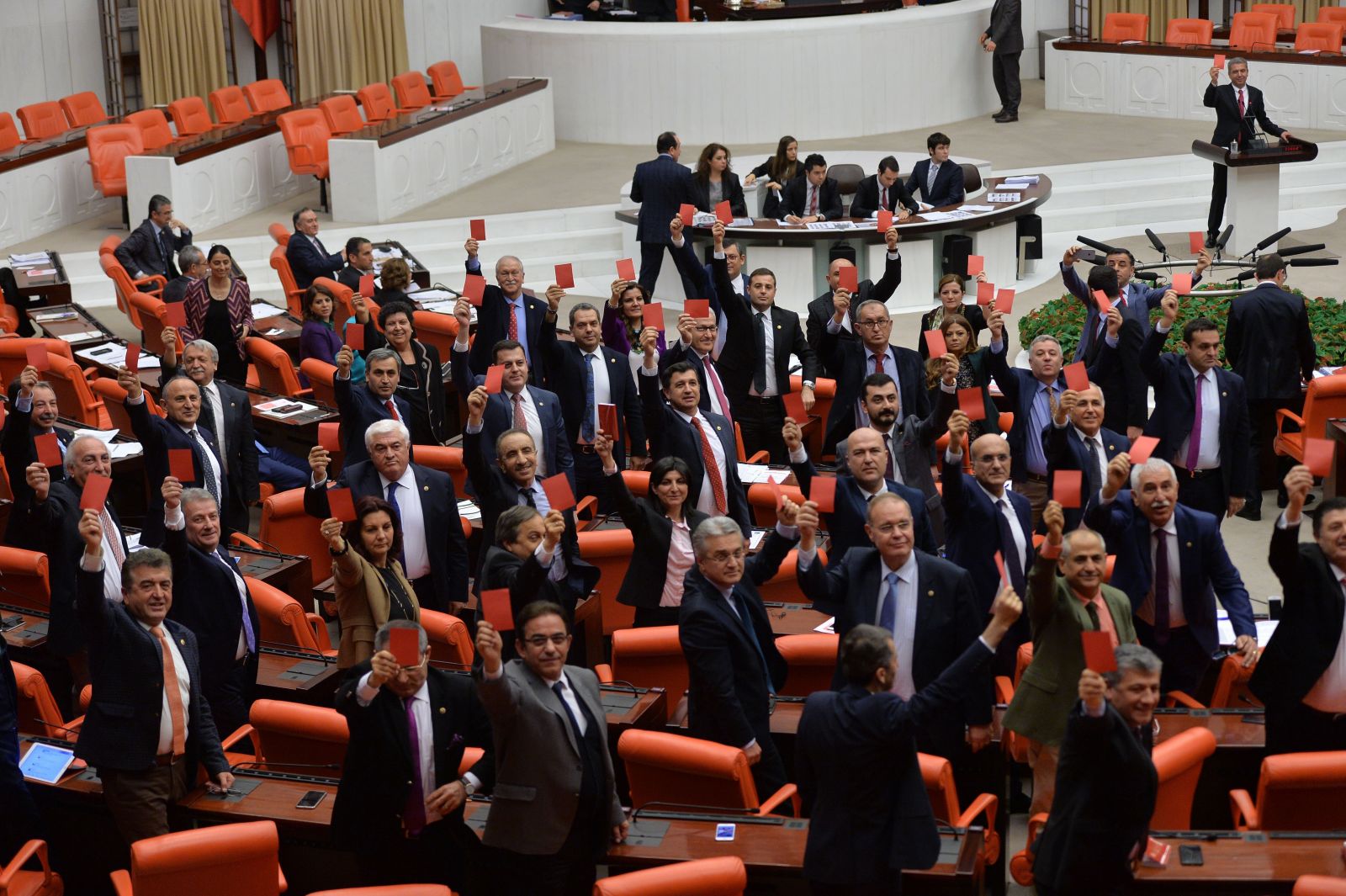 CHP'lilerden kırmızı kartlı ayağa kalkıyoruz eylemi