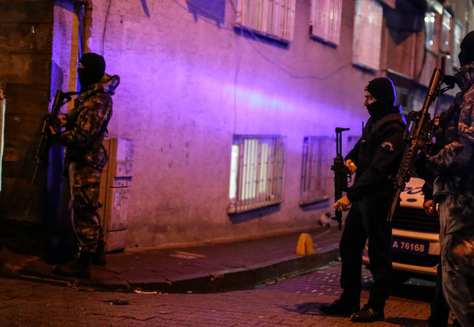 İstanbul Emniyet Müdürlüğü'ne lav silahıyla saldırı girişimi